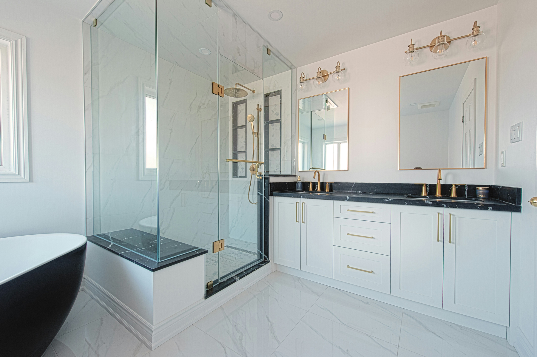 Duschwand aus Kunststoff mit Kalkflecken im Badezimmer