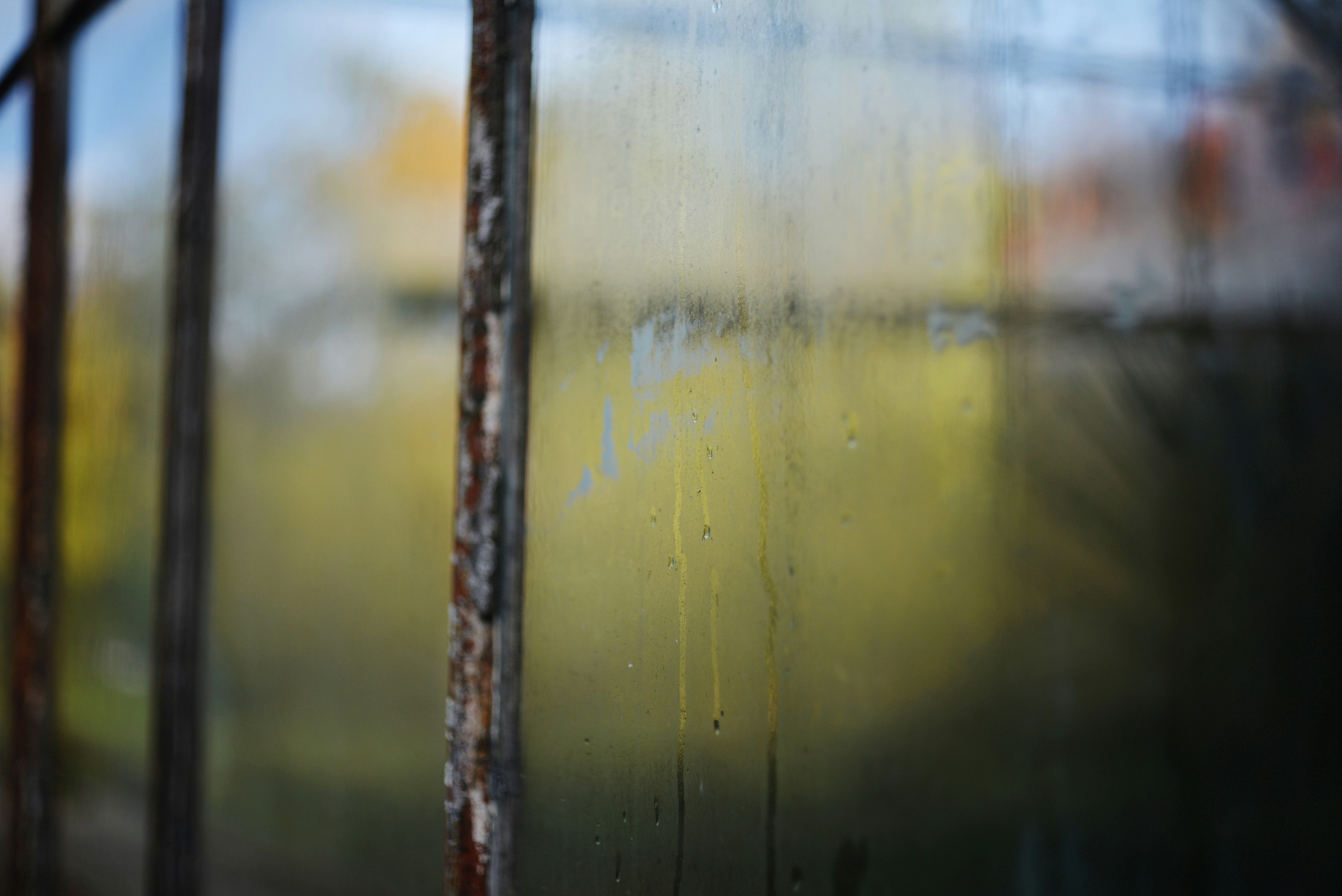 Kalkflecken auf einer transparenten Kunststoffoberfläche